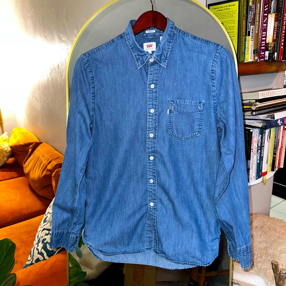 Men’s Levi’s Chambray Blue Button Down Shirt, Size Small